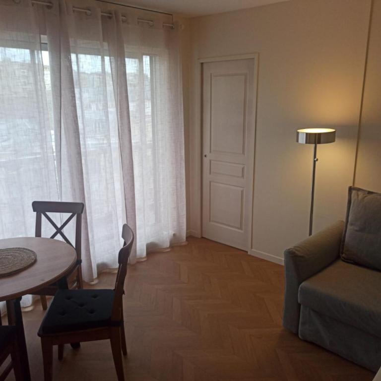 Paris 2 pièces rénové - Appartement 1 Chambre - 4