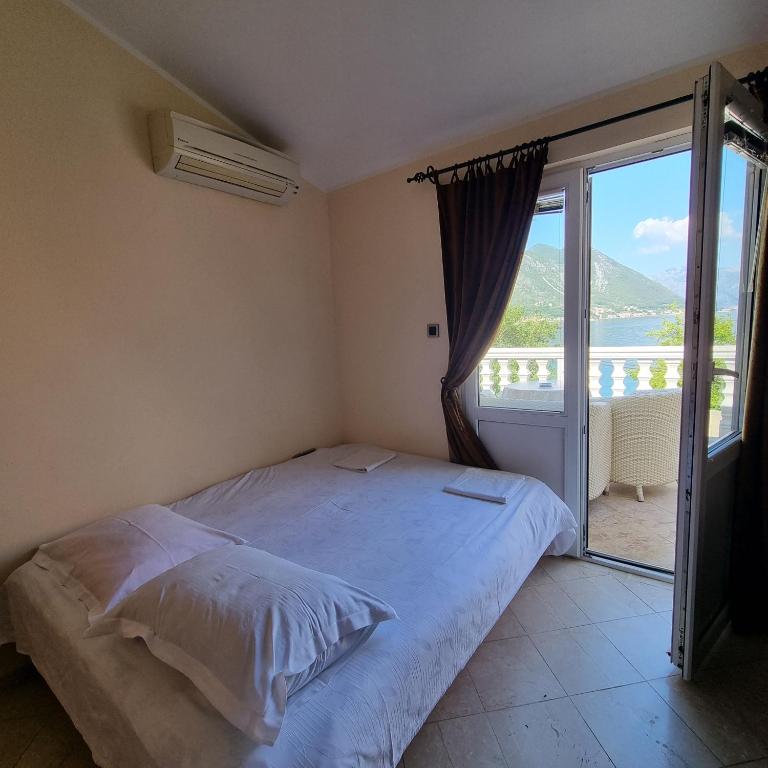 lovely apartment on the sea shore, with a view and free Wi-Fi - Apartman sa 1 Spavaćom Sobom - 1