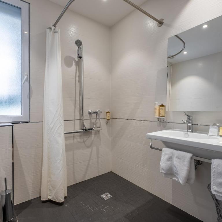 Best Western Premier Hotel Prince de Galles - Chambre Classique Lit Queen-Size - Montagne - Non-Fumeurs - 4
