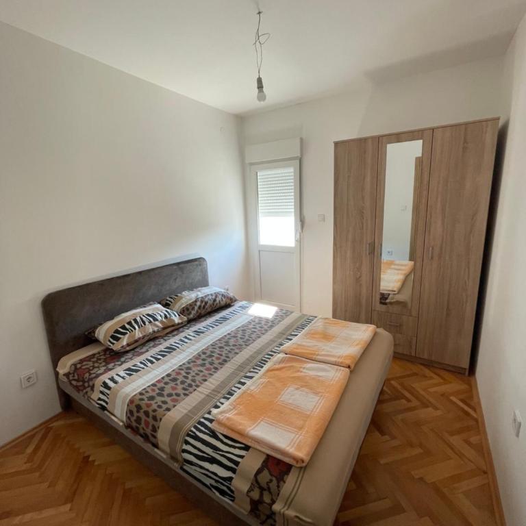 Lovely 1-bedroom apartment with 2-patios and parking - One-Bedroom Apartment - 2