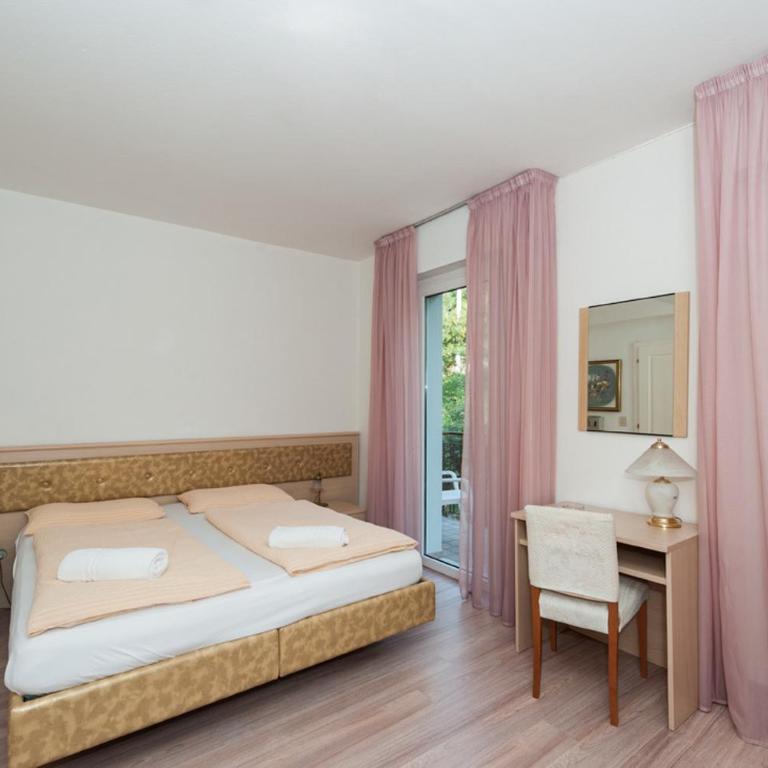 Hotel Villa Carmen - Camera Matrimoniale con Balcone e Vista Giardino - 1