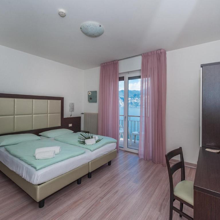 Hotel Villa Carmen - Camera Matrimoniale con Balcone e Vista Lago - 1