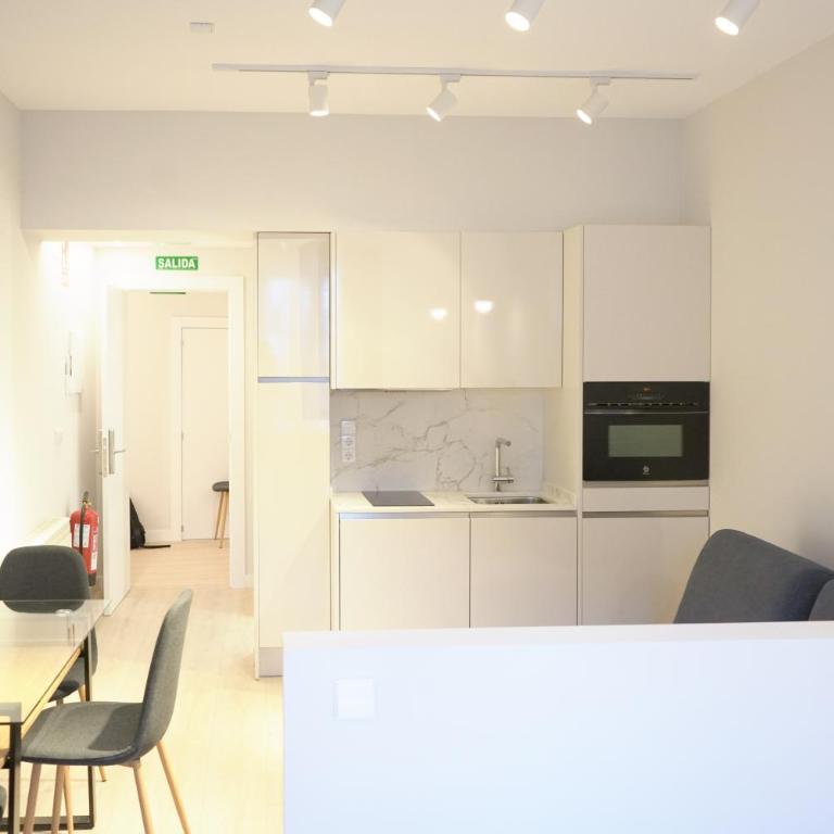 APARTAMENTOS LA FLORA BURGOS todos con aire acondicionado y ascensor - Estudio con balcón - 7