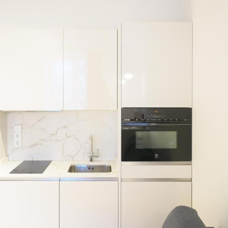 APARTAMENTOS LA FLORA BURGOS todos con aire acondicionado y ascensor - Estudio con balcón - 10