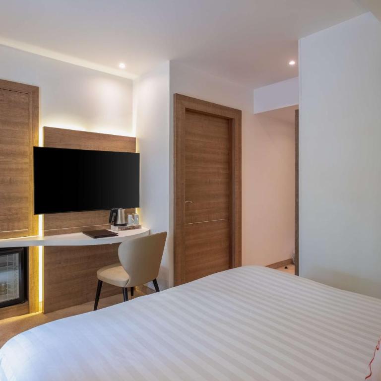 Best Western Premier Hotel Prince de Galles - Chambre Classique Lit Queen-Size - Montagne - Non-Fumeurs - 1