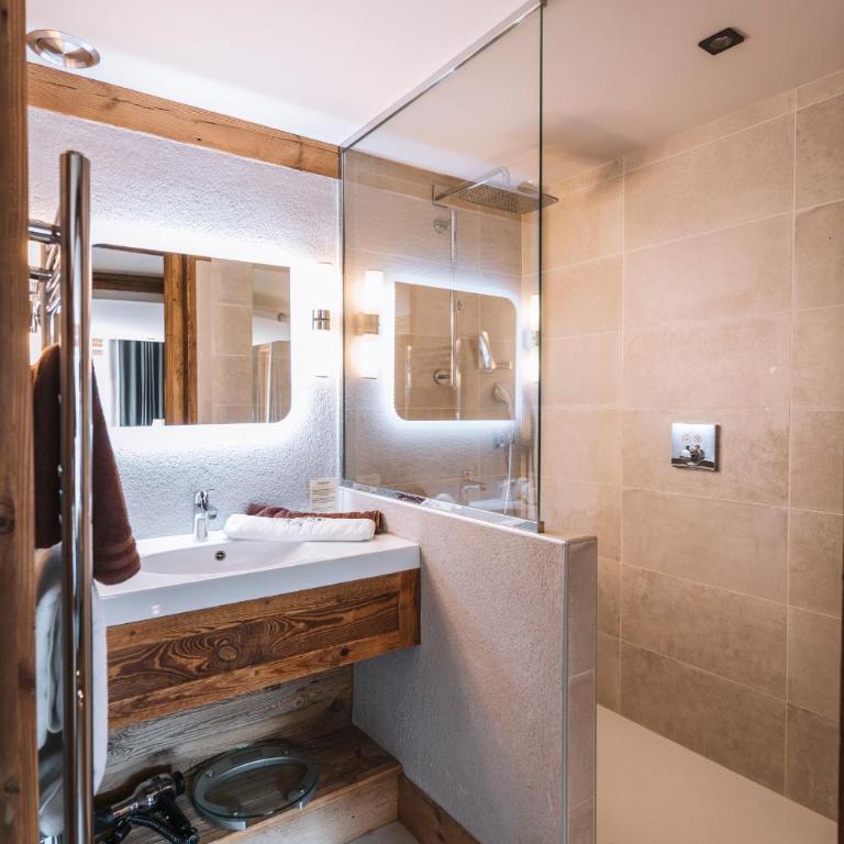 Hôtel Les Peupliers - Chambre Supérieure - Vue sur Village - 4