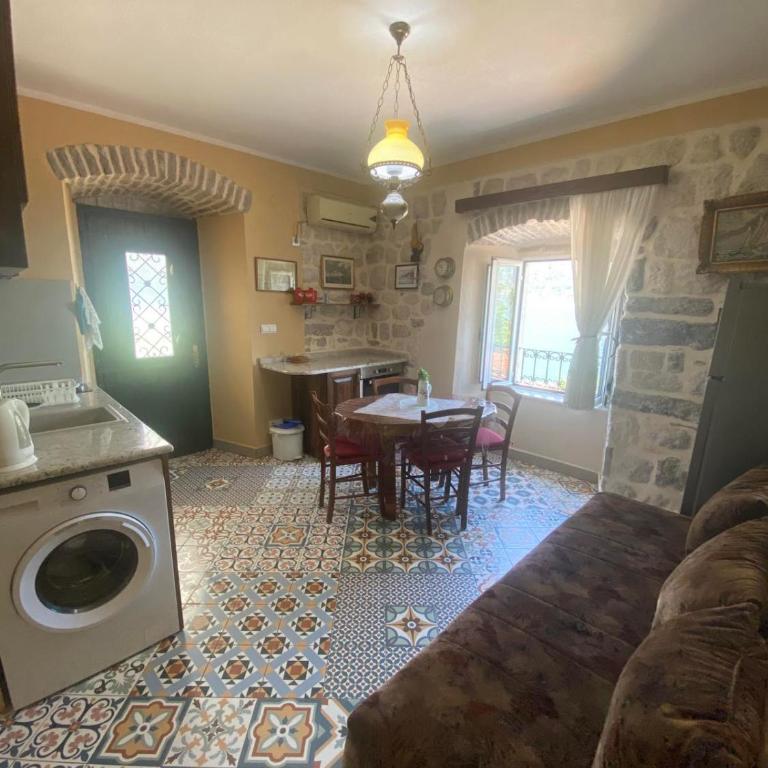 Captain's House in Dobrota - Apartment with Sea View - 7