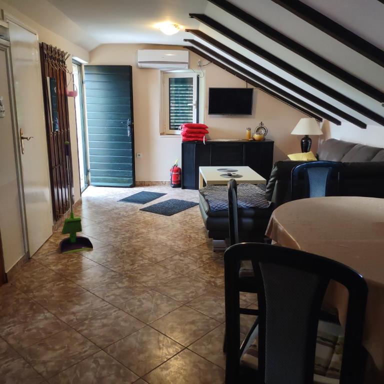 Captain's House in Dobrota - Loft - 5