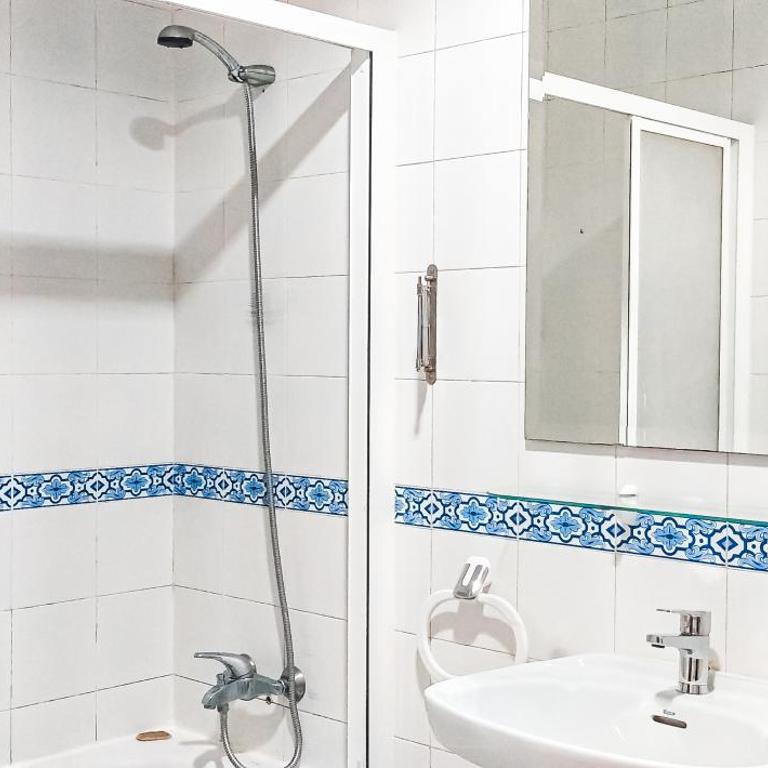 Room in Malaga Center, Homestay "Window to Road" - Habitación en Apartamento, Ventana a la careterra! - Single Room with Shared Bathroom - 2