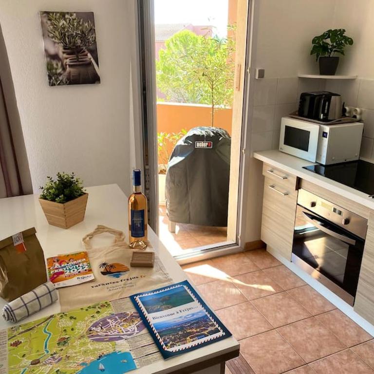 Coeur de Fréjus, L'AMPHITHÉÂTRE, appartement 3 pièces climatisé, terrasse, barbecue, piscine & parking - Apartment with Terrace - 9