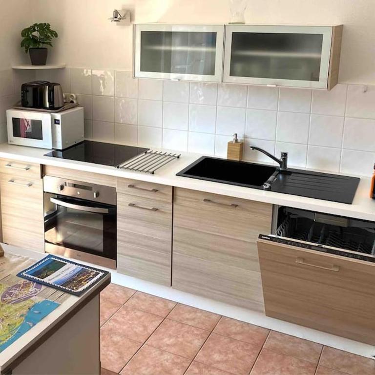 Coeur de Fréjus, L'AMPHITHÉÂTRE, appartement 3 pièces climatisé, terrasse, barbecue, piscine & parking - Apartment with Terrace - 8