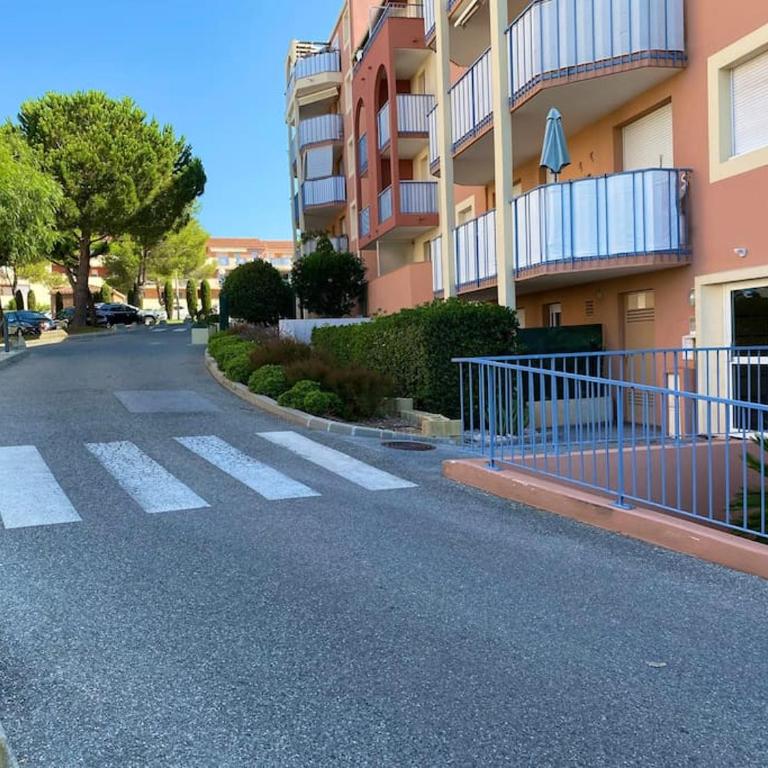 Coeur de Fréjus, L'AMPHITHÉÂTRE, appartement 3 pièces climatisé, terrasse, barbecue, piscine & parking - Apartment with Terrace - 27