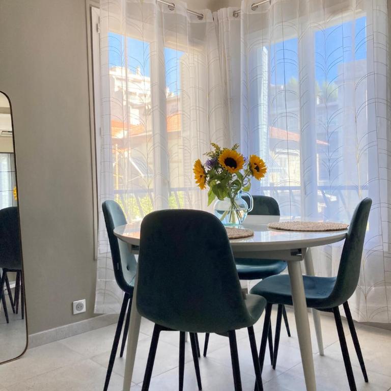 Only for female guests, shared homestay, Nice west cosy flat, balcony near airport train beach public transport supermarket - Studio - 2