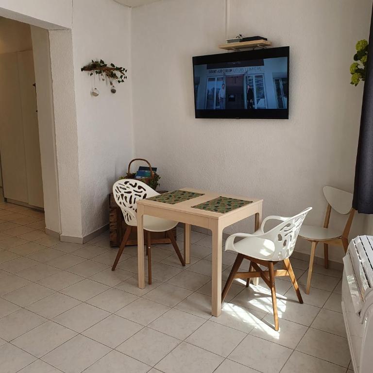 Suquet 22 – 2 Pièces, Cannes Cœur Historique, Calme, Plage à 300m, Parking - Appartement 1 Chambre - 5