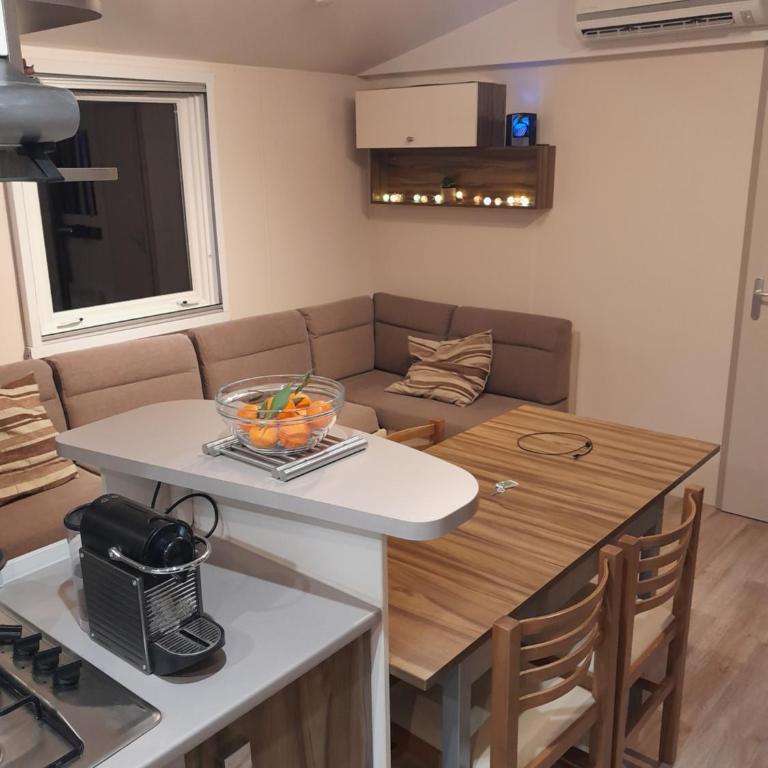 Grand mobilhome spacieux 8 places Fréjus avec piscine payante - Mobile Home - 7