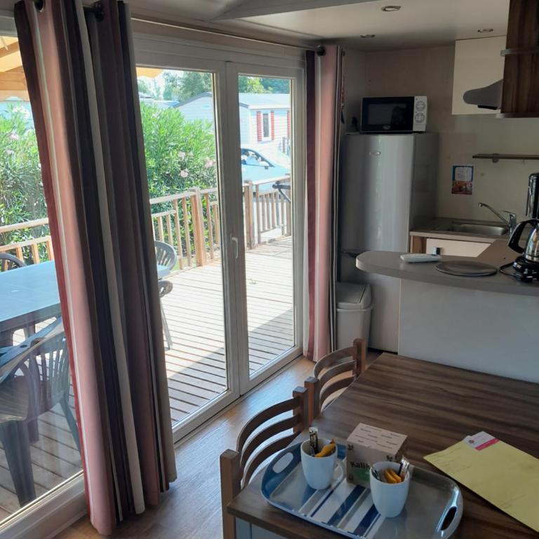 Grand mobilhome spacieux 8 places Fréjus avec piscine payante - Mobile Home - 3