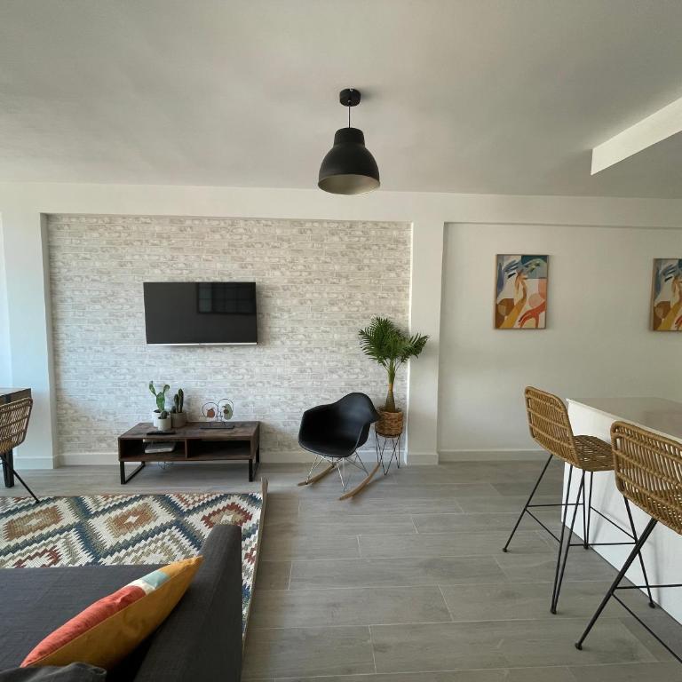 LUMINOSO APARTAMENTO RECIÉN REFORMADO - Three-Bedroom Apartment - 10