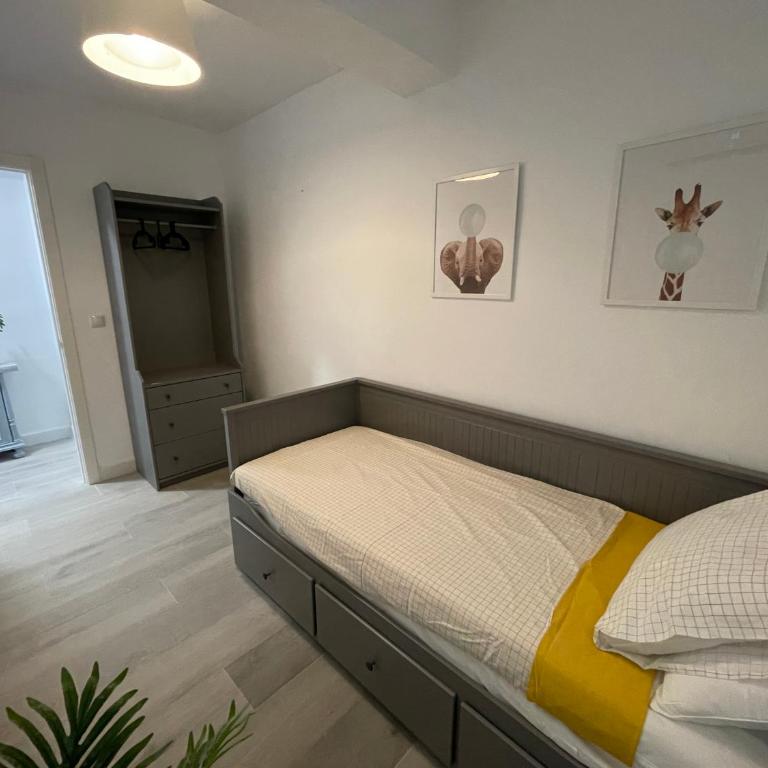 LUMINOSO APARTAMENTO RECIÉN REFORMADO - Three-Bedroom Apartment - 13