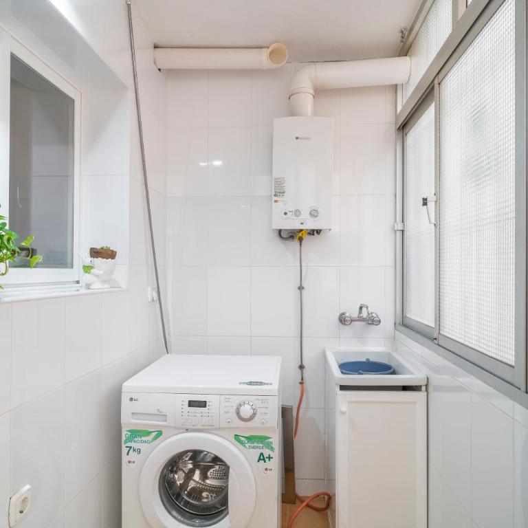 Amplio piso con 4 habitaciones para disfrutar de Málaga con parking gratuito - Apartment - 56