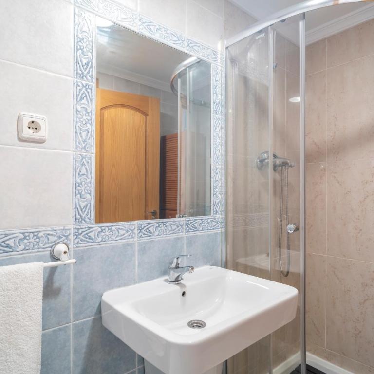 Amplio piso con 4 habitaciones para disfrutar de Málaga con parking gratuito - Apartment - 55