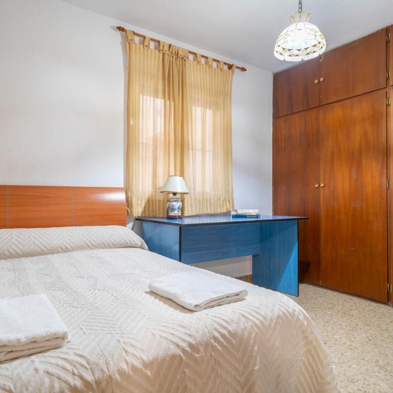 Amplio piso con 4 habitaciones para disfrutar de Málaga con parking gratuito - Apartment - 47