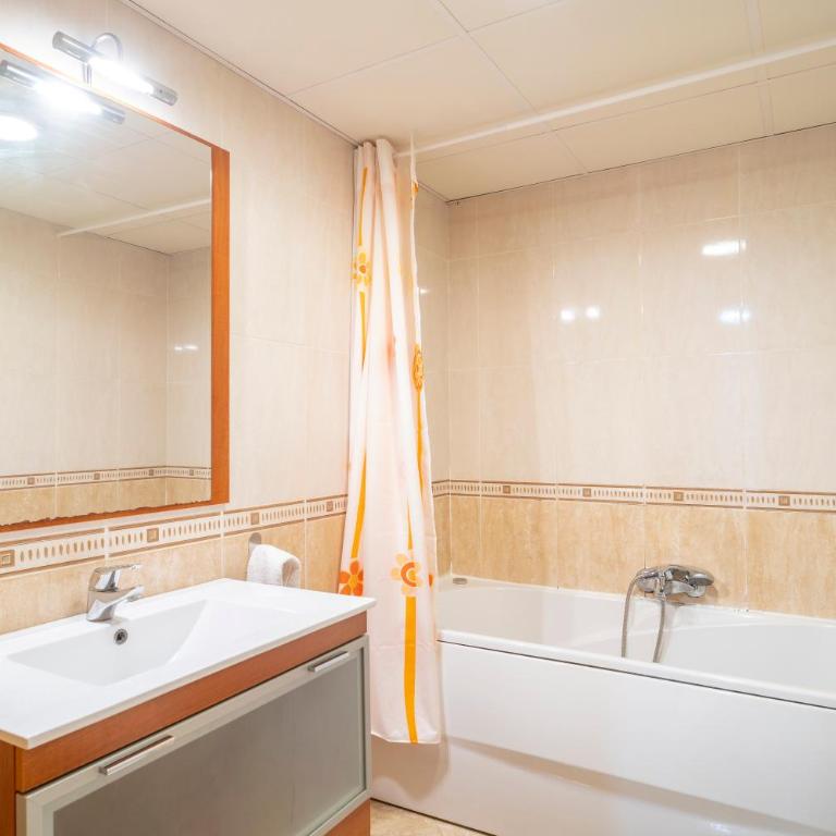 Amplio piso con 4 habitaciones para disfrutar de Málaga con parking gratuito - Apartment - 54