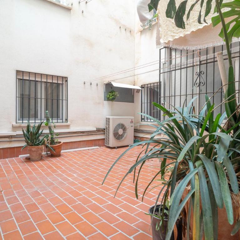 Amplio piso con 4 habitaciones para disfrutar de Málaga con parking gratuito - Apartment - 61
