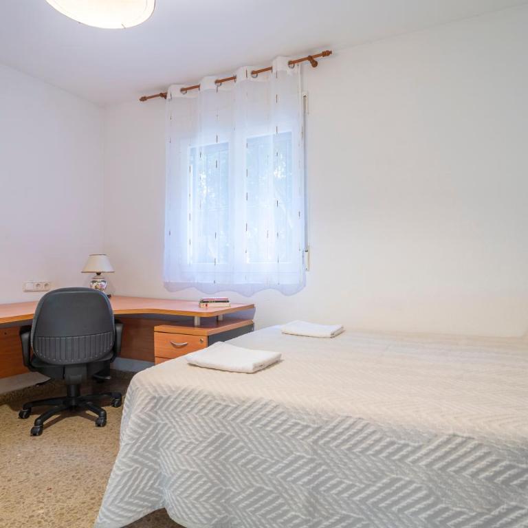 Amplio piso con 4 habitaciones para disfrutar de Málaga con parking gratuito - Apartment - 45