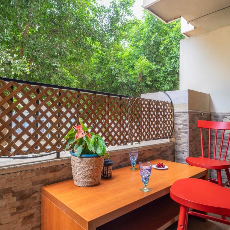 Amplio piso con 4 habitaciones para disfrutar de Málaga con parking gratuito - Apartment - 50