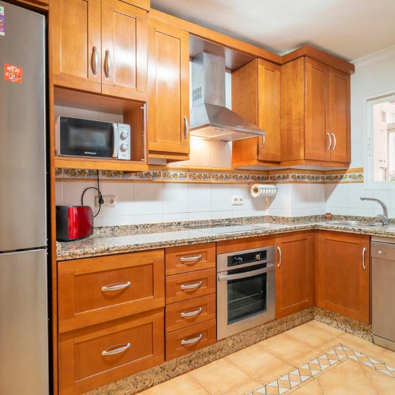 Amplio piso con 4 habitaciones para disfrutar de Málaga con parking gratuito - Apartment - 51