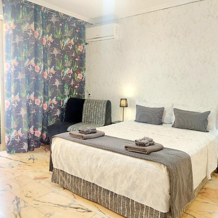 Gloria Host House - Triple Room with Private Bathroom and Balcony - 7
