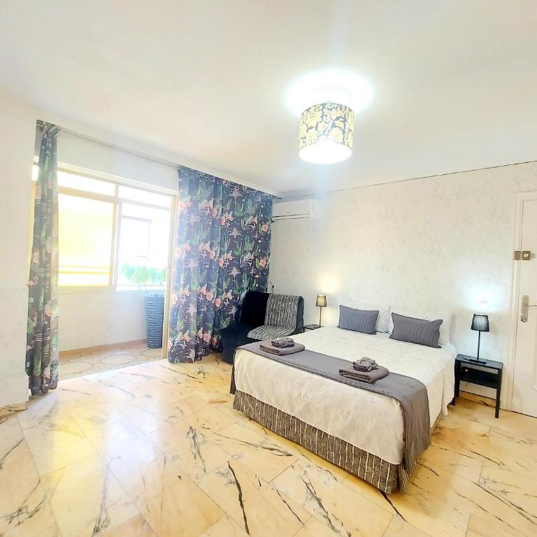 Gloria Host House - Triple Room with Private Bathroom and Balcony - 4