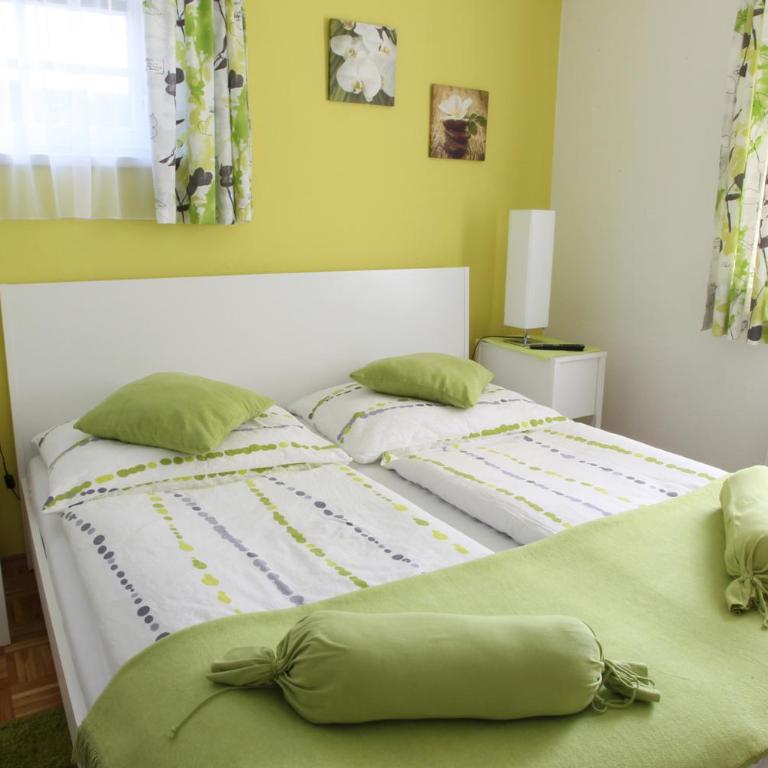 Gästehaus Landgraf - Doppelzimmer mit Gartenblick - 3