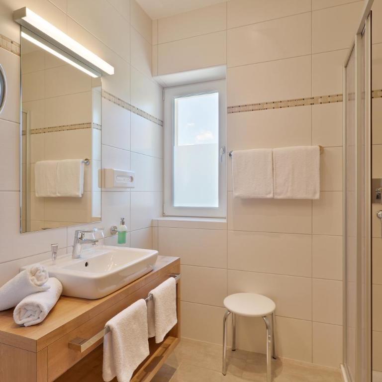 Das Sonnleiten Ski- und Motorradhotel Bruck im Zillertal - Doppel-/Zweibettzimmer mit Balkon - 5