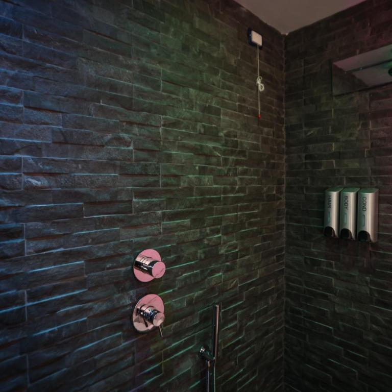 PETRAMARE Charming House - Camera Queen con Vasca Idromassaggio - 1