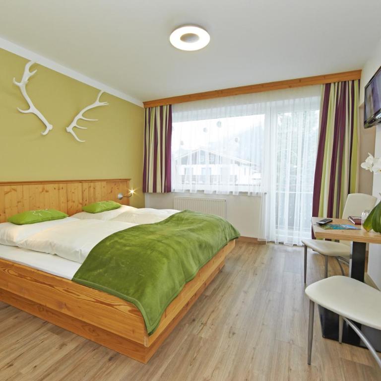 Comfort Hotel Garni Landhaus Gitti - Superior Doppelzimmer mit Balkon und Bergblick - 1