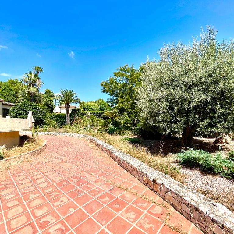 Villa de estilo español con jardín y piscina - Villa - 61