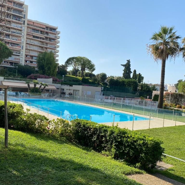 Appartement Juan-Les-Pins, 4 pieces, 80m2, Residence Luxe Piscine Tennis - Appartement 3 Chambres - 56