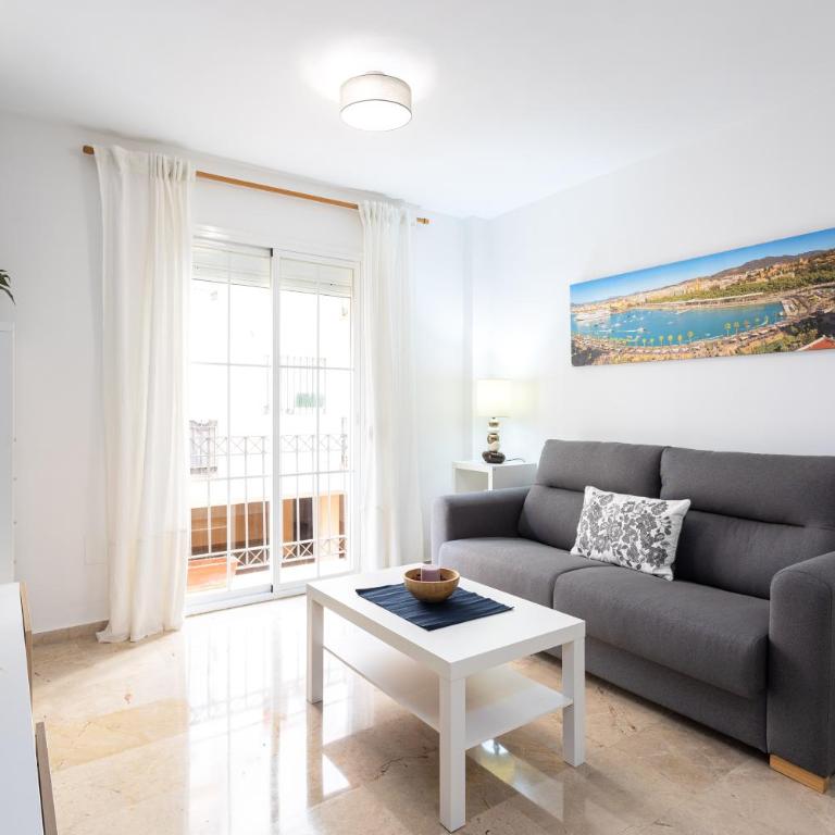Holidays2Malaga Capuchinos French balconies, private parking, WiFi & Air con - Apartamento con balcón - 3