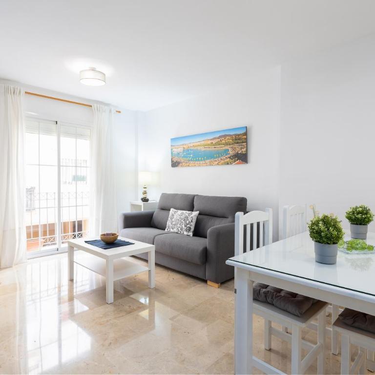Holidays2Malaga Capuchinos French balconies, private parking, WiFi & Air con - Apartamento con balcón - 4