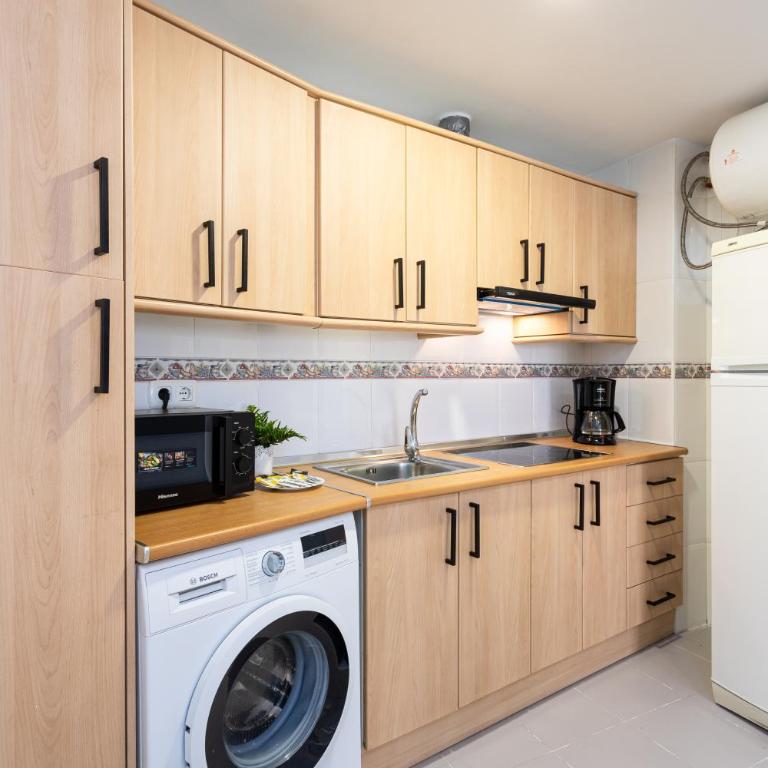 Holidays2Malaga Capuchinos French balconies, private parking, WiFi & Air con - Apartamento con balcón - 10