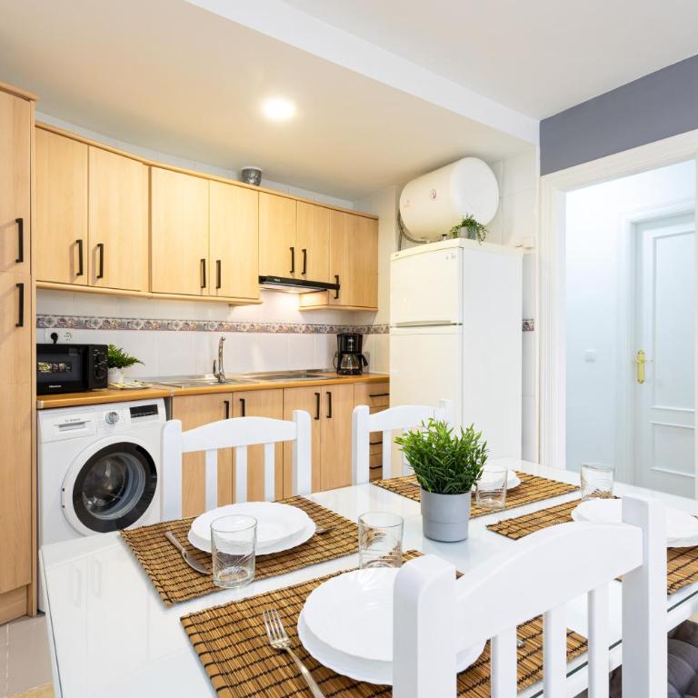 Holidays2Malaga Capuchinos French balconies, private parking, WiFi & Air con - Apartamento con balcón - 11