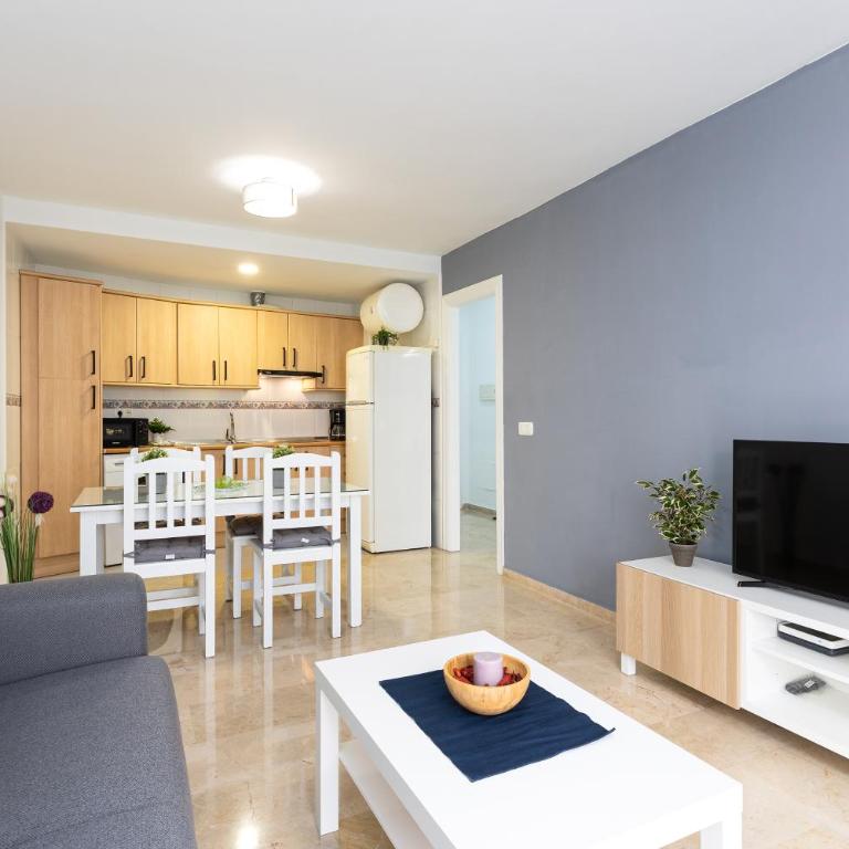 Holidays2Malaga Capuchinos French balconies, private parking, WiFi & Air con - Apartamento con balcón - 13