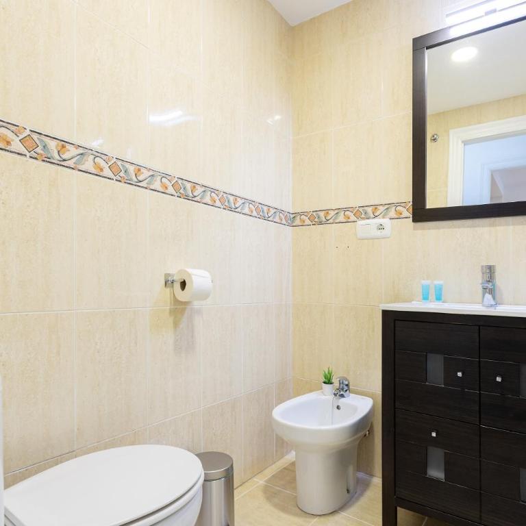 Holidays2Malaga Capuchinos French balconies, private parking, WiFi & Air con - Apartamento con balcón - 14