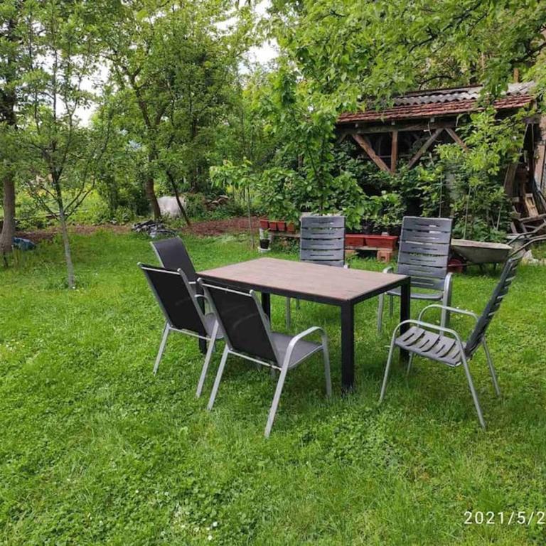 Lovely 2-bedroom Apt with free parking & wifi - Apartman sa 2 Spavaće Sobe - 11