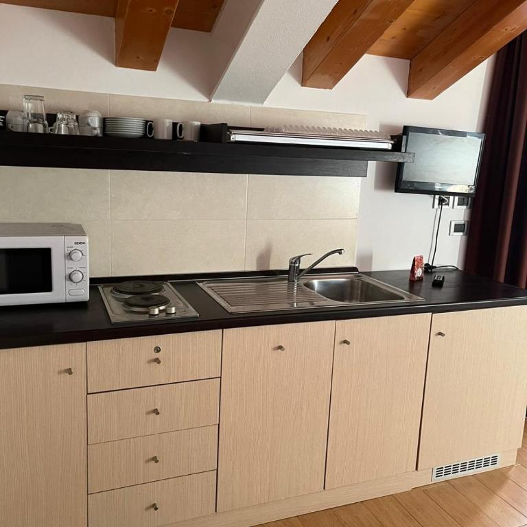 Hotel Ambassador - Suite Familiare (2 Adulti + 2 Bambini) con Balcone - 18