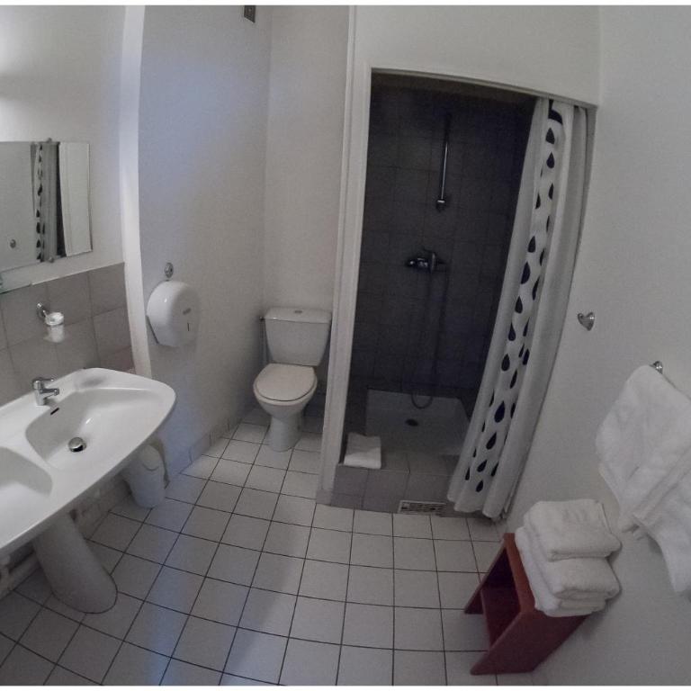 Hôtel Gambetta - Chambre Quadruple avec 2 Lits Simples et 1 Lit Double - 1