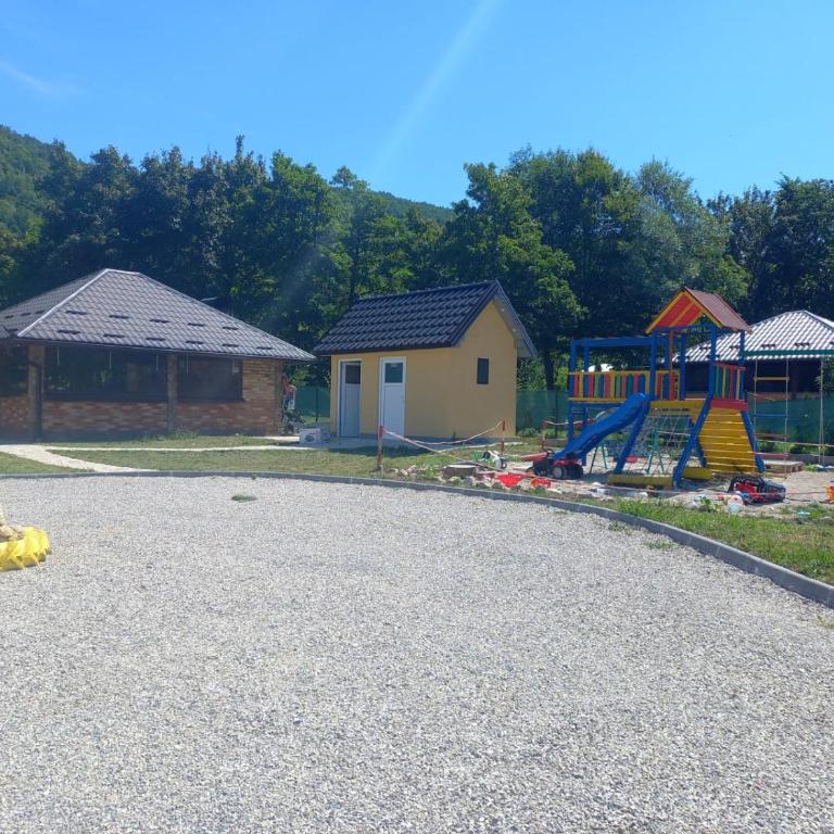 Vikendica, Bazen, Šedrvan, Rafting na Uni, Quad - Four-Bedroom House - 72
