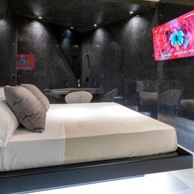 4 Suites " unconventional living rooms " - Queen Room with Balcony - 7