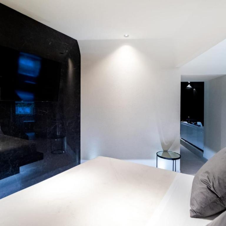4 Suites " unconventional living rooms " - Queen Room with Balcony - 8